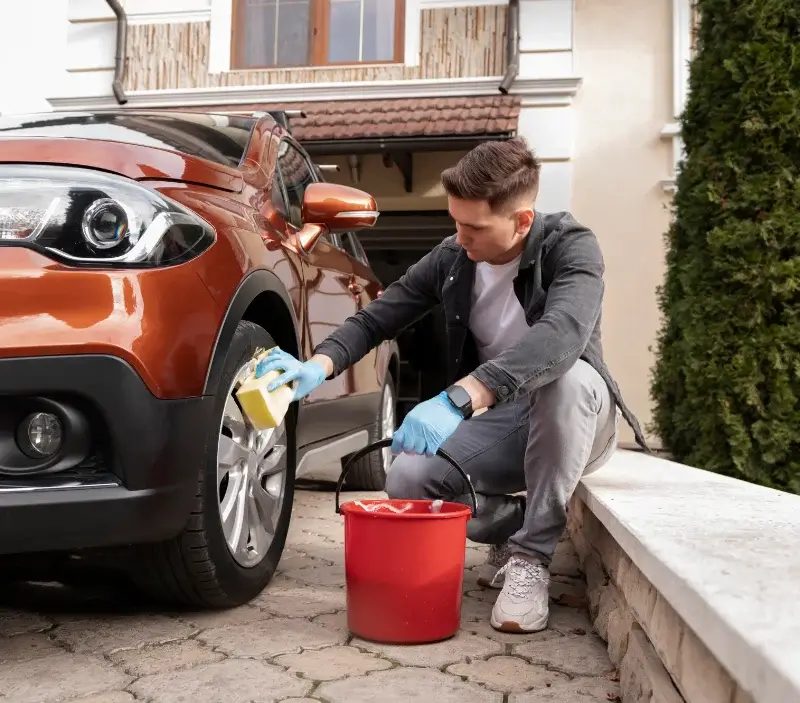 Lavage auto à domicile Saint-Germain-du-Puy : professionnel intervenant sur un véhicule